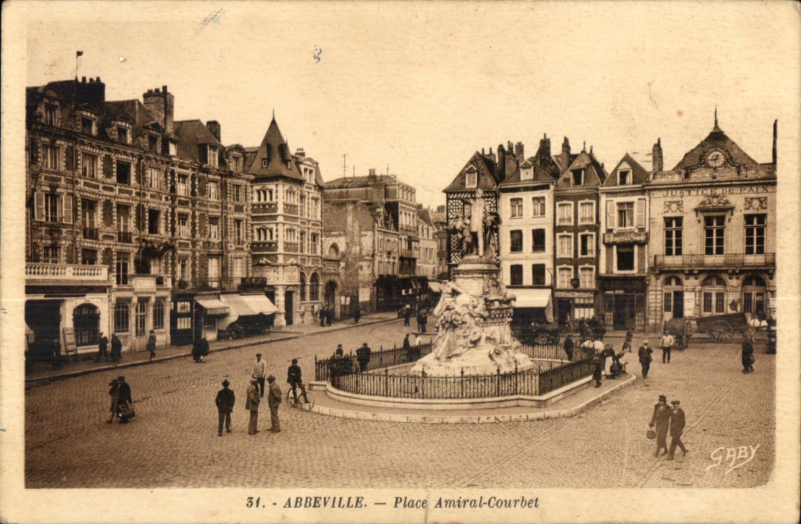 Abbeville - Place Amiral Courbet - CPA