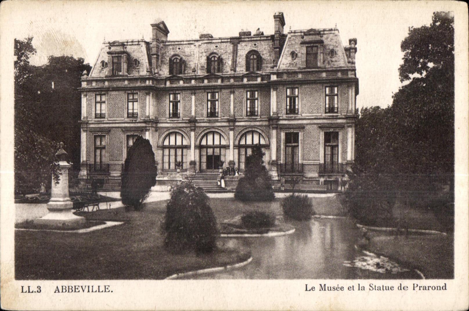 Abbeville - Le Musee et la statue de Prarond - CPA