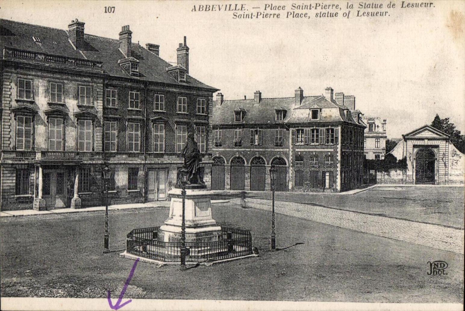 Abbeville - Place Saint Pierre la statue de Lesueur - CPA