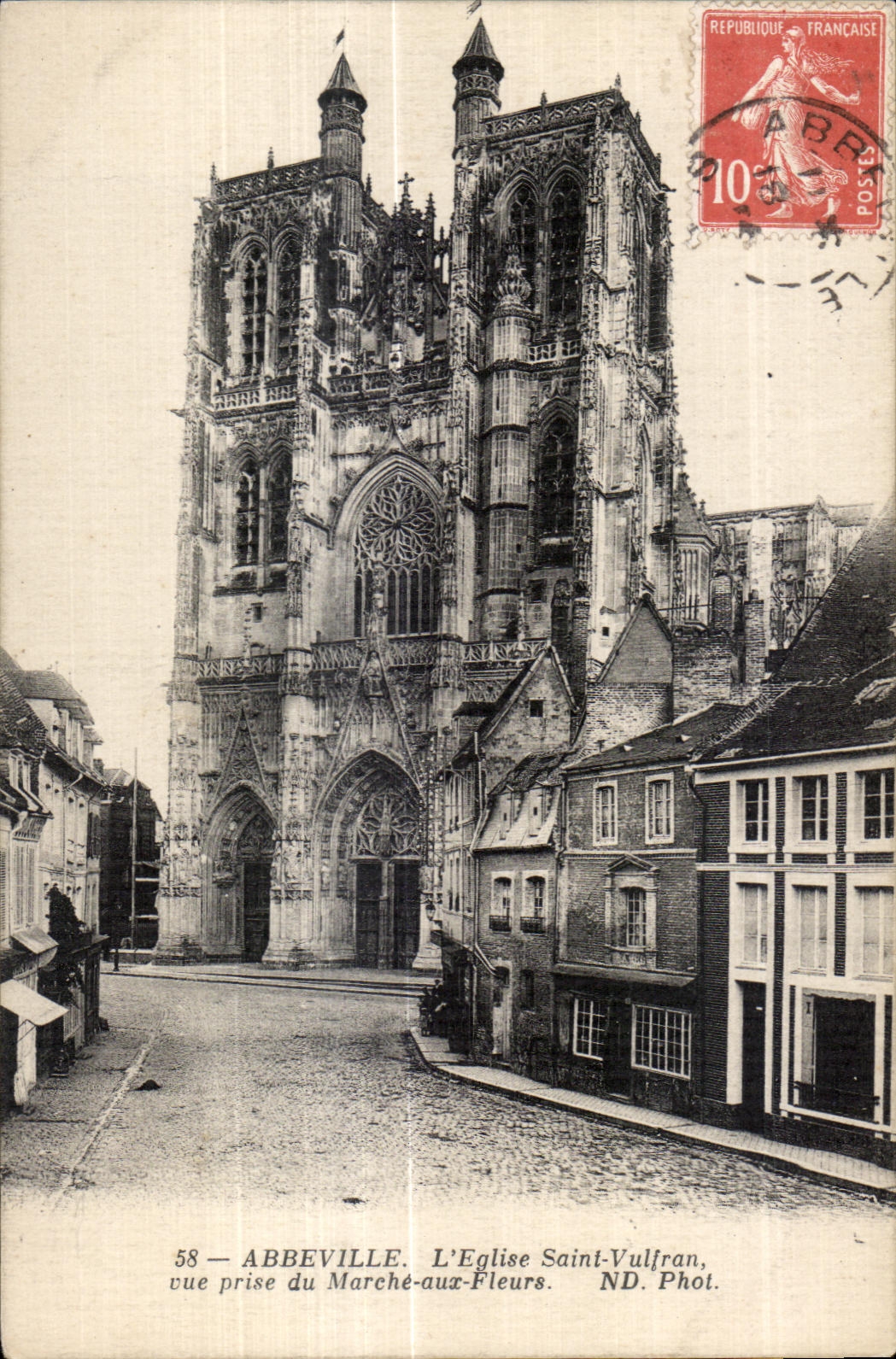 Abbeville - L Eglise Saint Vulfran vue prise du Marche aux fleurs - CPA