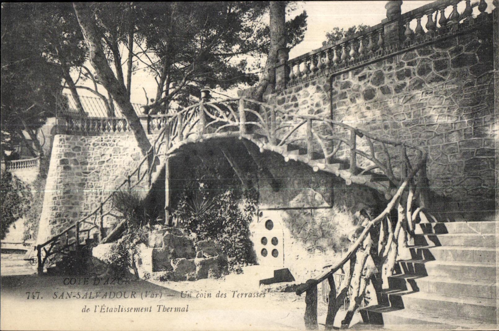 San-Salvador (Var) — Un coin des Terrasses de l'Établissement Thermal — Côte d'Azur