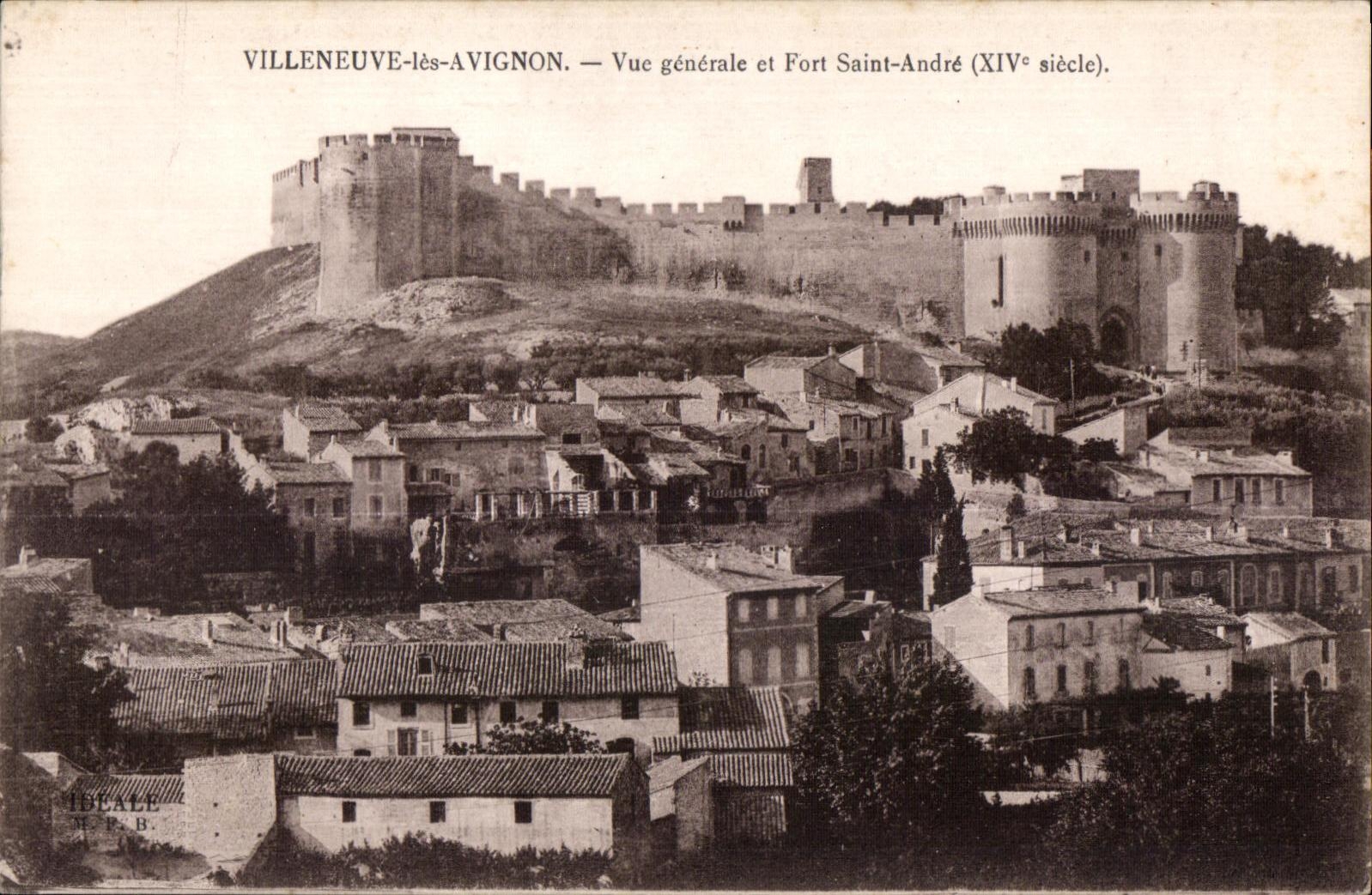 CPA Villeneuve les Avignon Vue generale et Fort Saint Andre XIV siecle