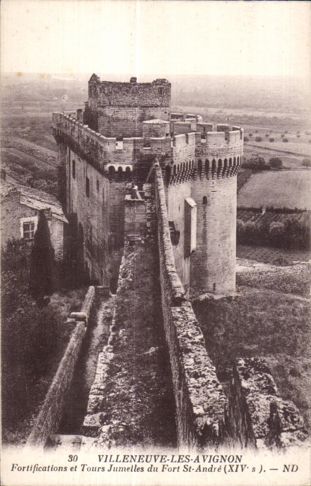 CPA Villeneuve les Avignon Fortifications et tours Jumelles du Fort St Andre