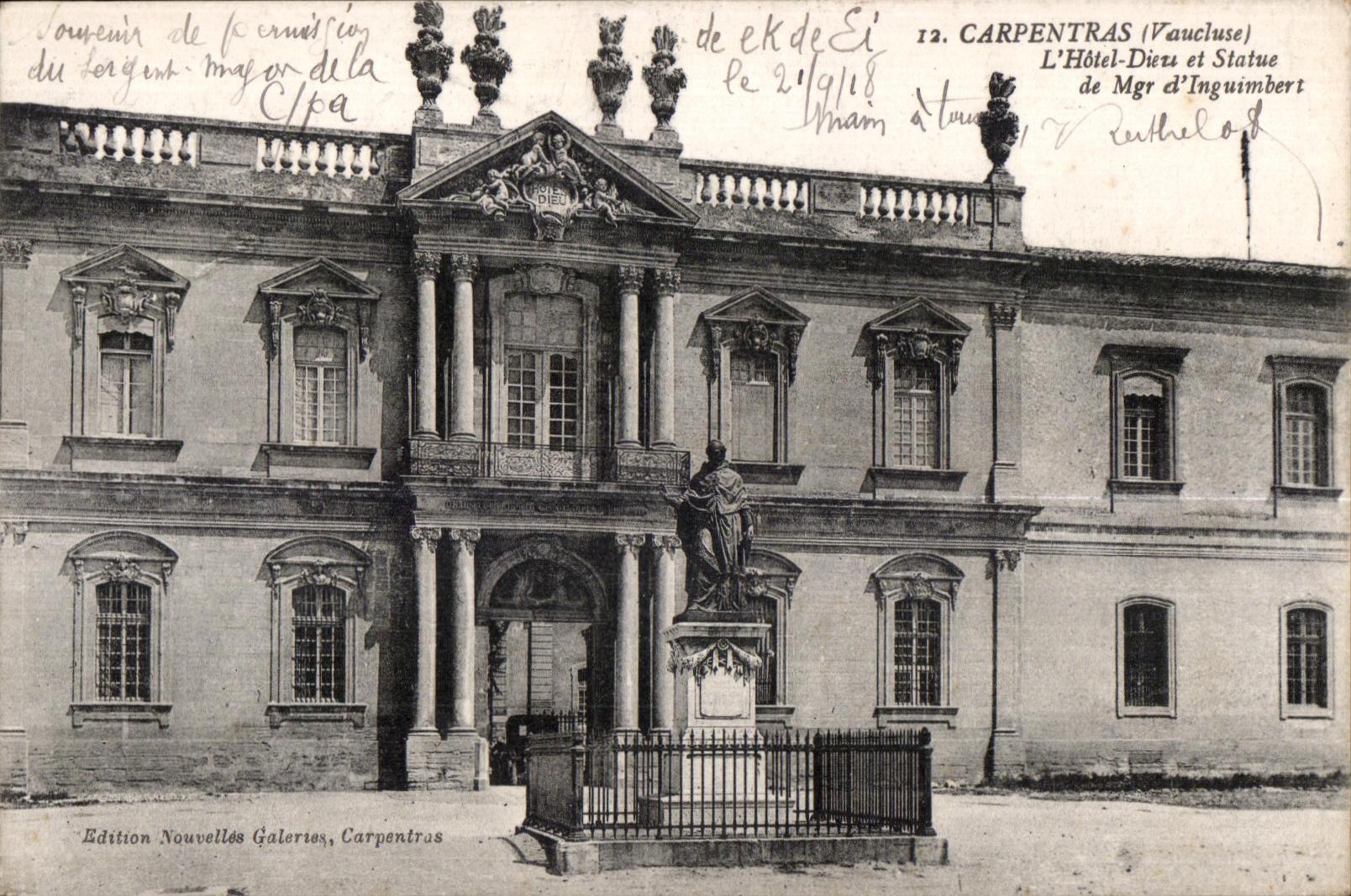 CPA Carpentras Vaucluse L Hotel Dieu et Statue de Mgr d Inguimbert