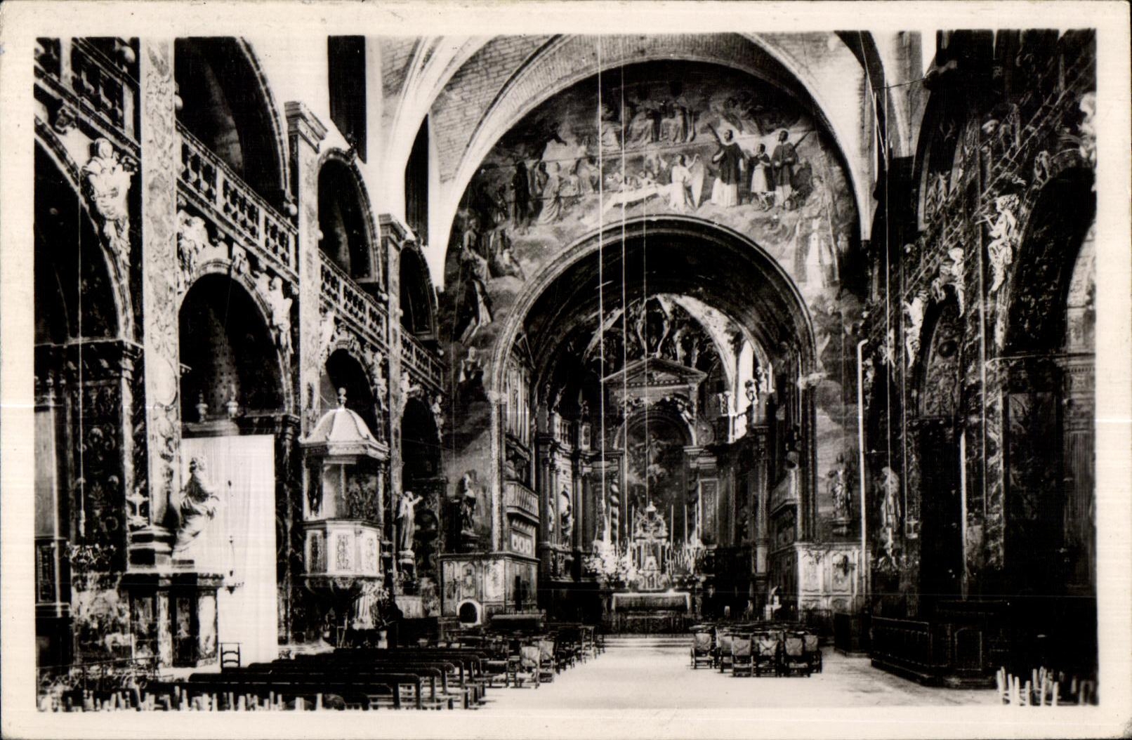CPA L Isle Sur Sorgue Interieur de I Eglise
