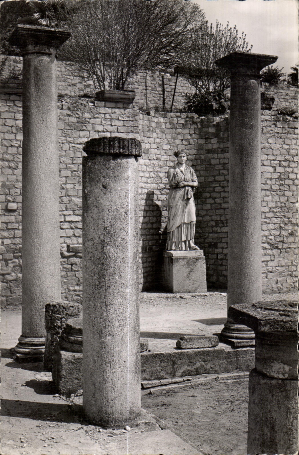 Vaison-la-Romaine — Le portique de Pompée et la statue de Sabine — Éditions S.E.P.T.