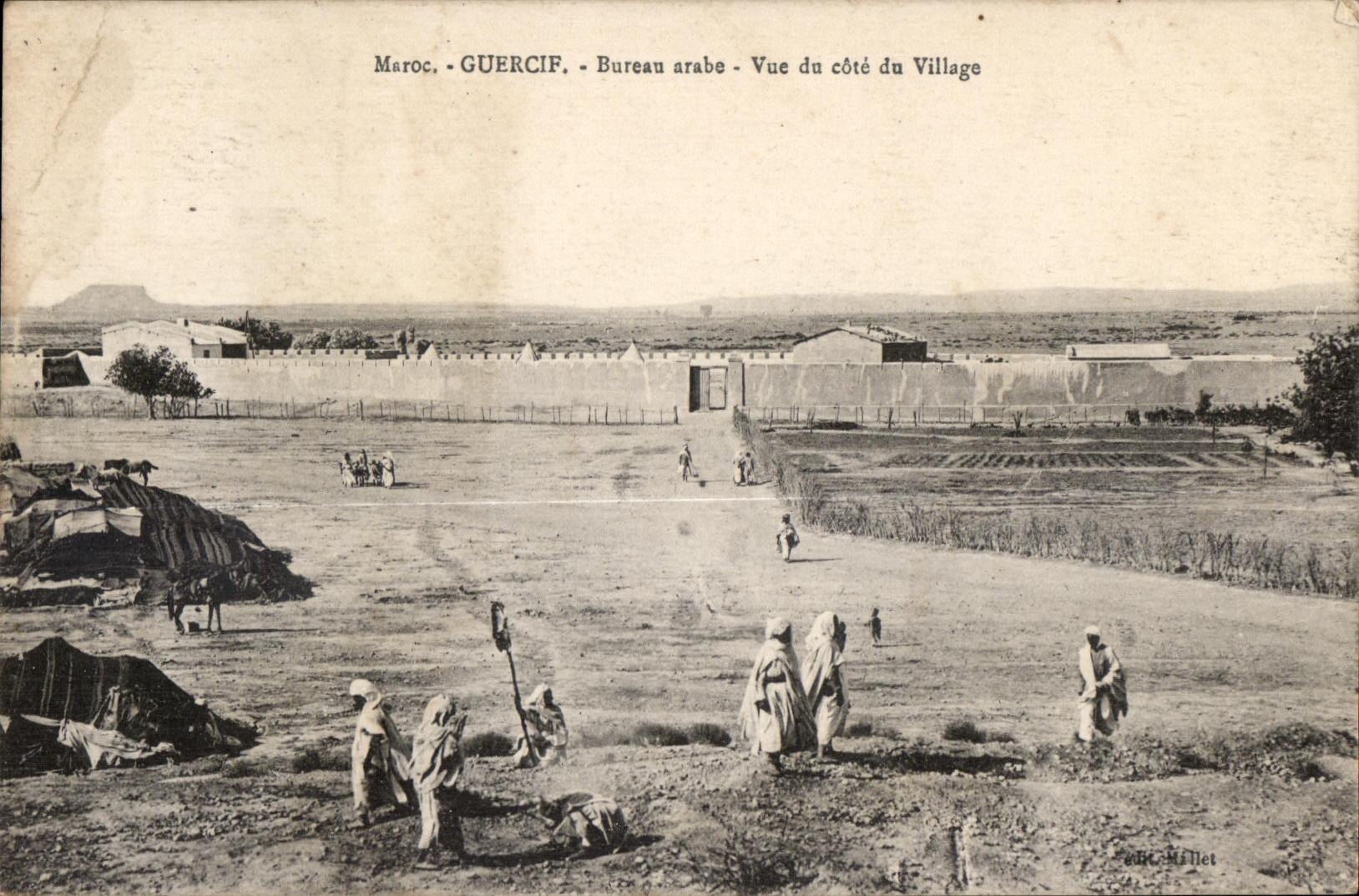 CPA Maroc Guercif Bureau arabe Vue du cote du Village