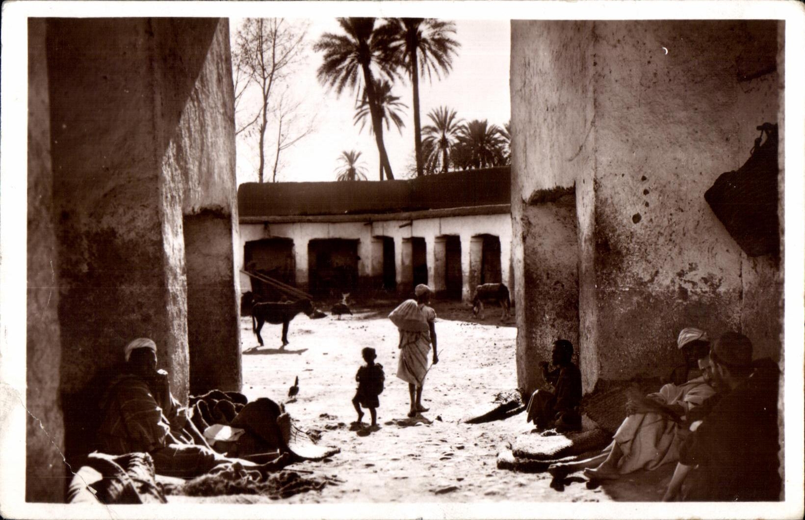 CPA Maroc Dans le Environs de Tarouaani L Interieur d un Faudouk