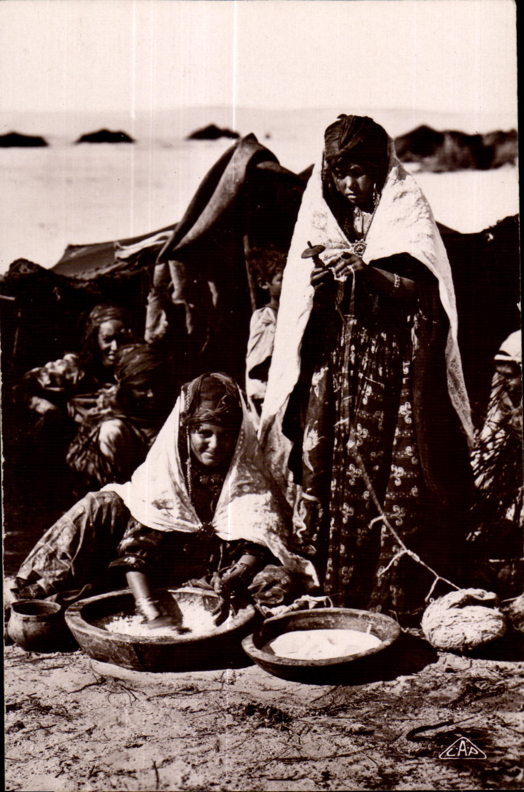 CPA Maroc Petits travaux au Gourbi Folklore Costume