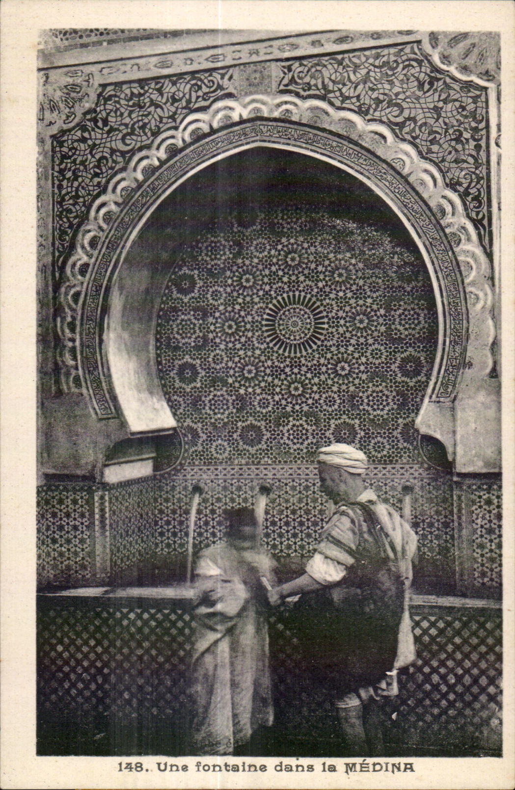 CPA Maroc Une Fontaine dans la Medina