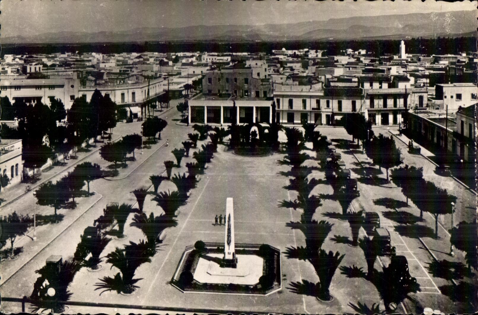CPA Maroc Oujda Place Clemenceau et vue Partielle