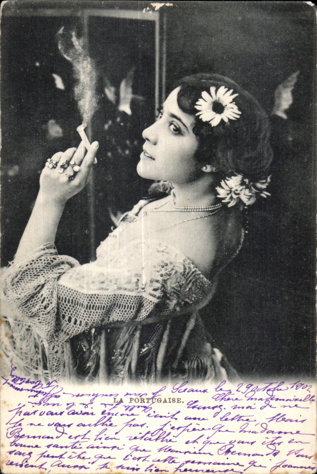 CPA La Portugaise Folklore Costume Femme Portugal Cigarette