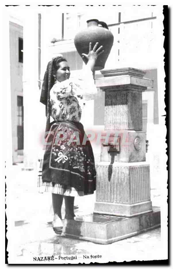 CPA Nazare Portugal Na fonte Folklore Costume Coiffe