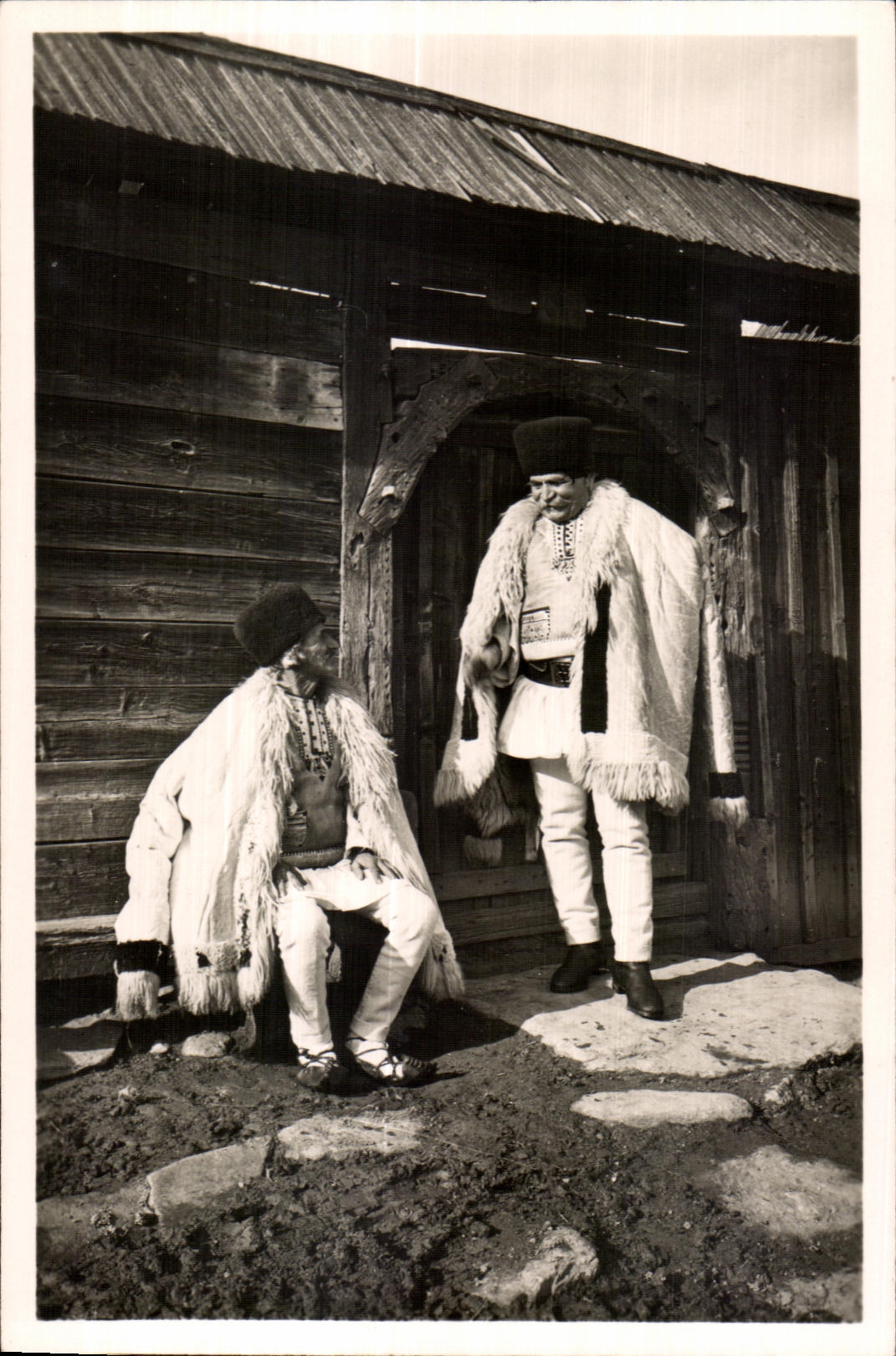 CPA Roumania Paysans des Carpathes Bauern aus den Karpathen Peasants from the Carpathians Rumania