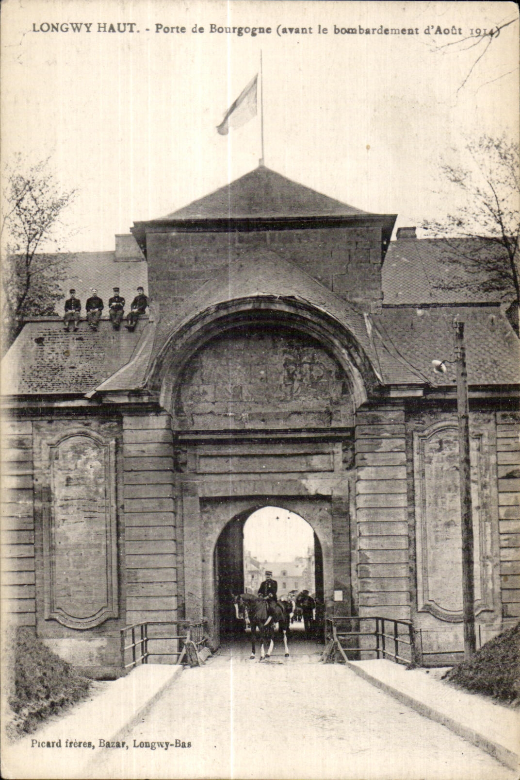 Longwy-Haut - Porte de Bourgogne (avant le bombardement d'Août 1914) — Picard frères, Bazar, Longwy-Bas