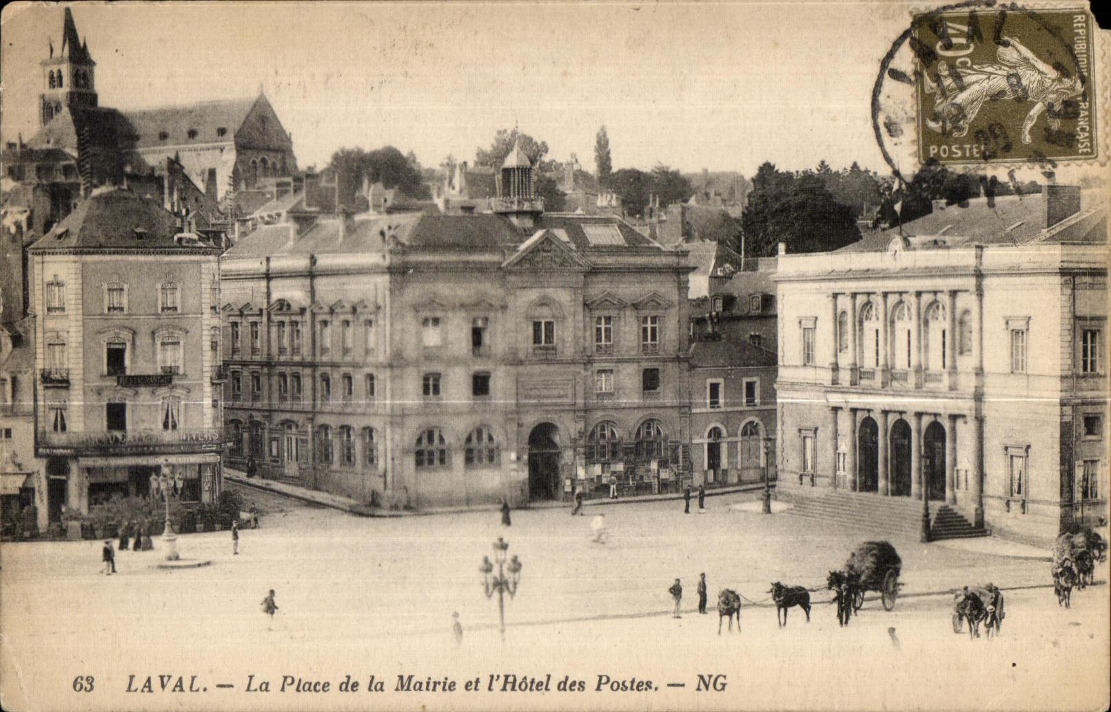 CPA Laval La Place de la Mairie et I Hotel des Postes