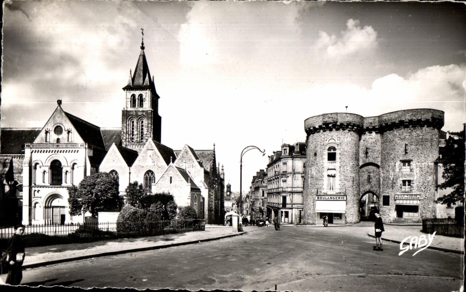 CPSM Laval Mayenne Porte Beucheresse et la Cathedrale