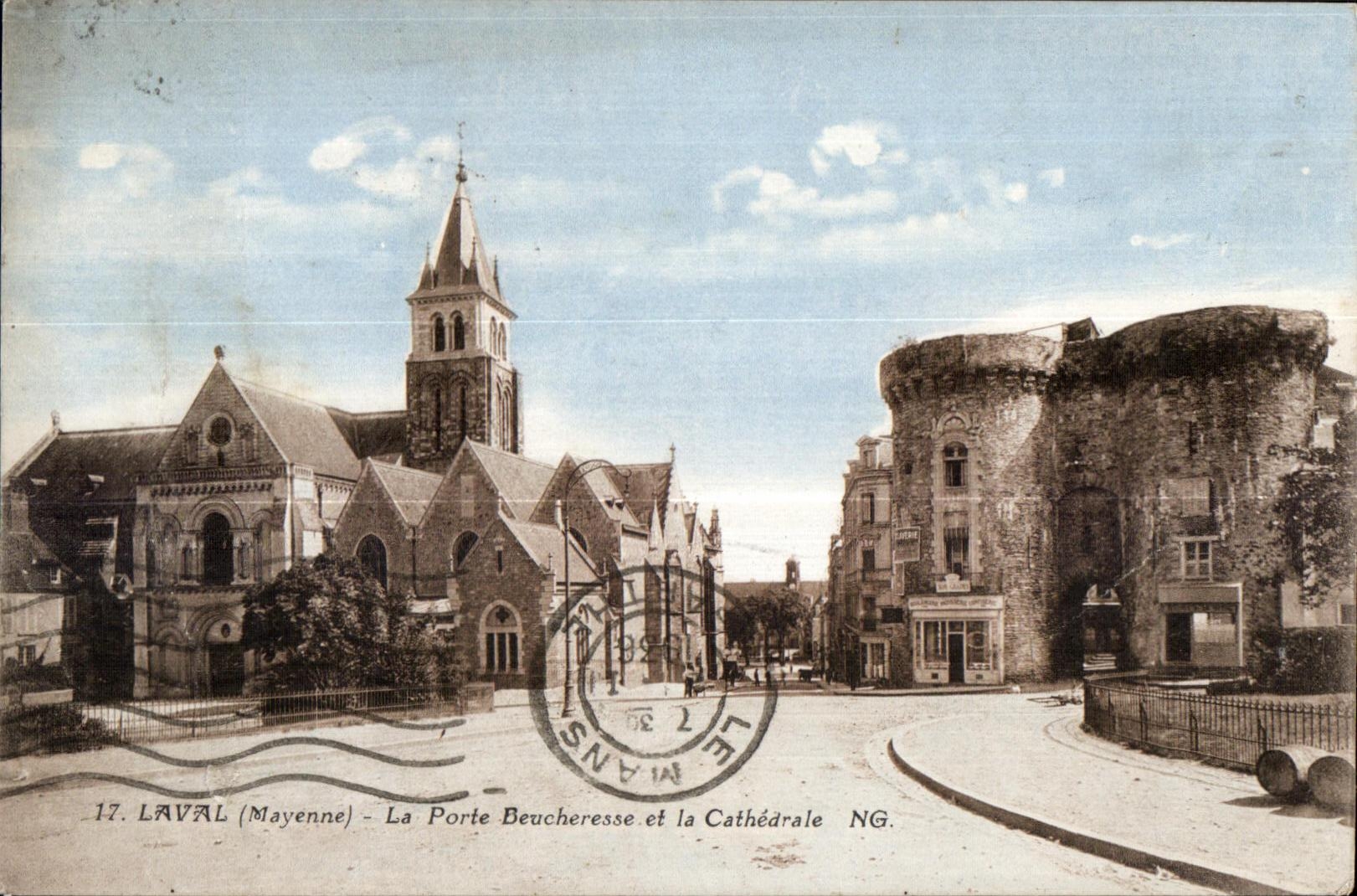 Laval (Mayenne) — La Porte Beucheresse et la Cathédrale — NG
