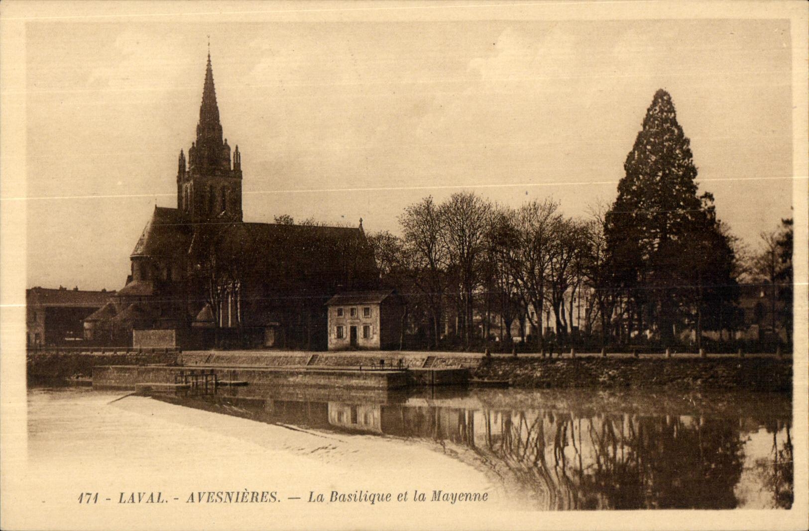 CPA Laval Avesnieres La Basilique et la Mayenne