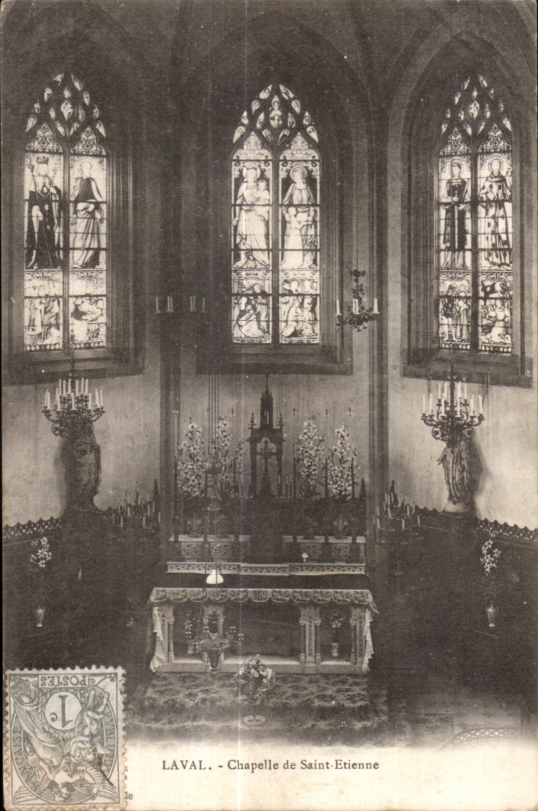 Laval - Chapelle de Saint-Etienne — vue intérieure avec vitraux et autel