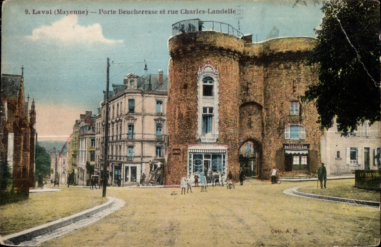 Laval (Mayenne) — Porte Beucheresse et rue Charles-Landelle — Coll. A. B.