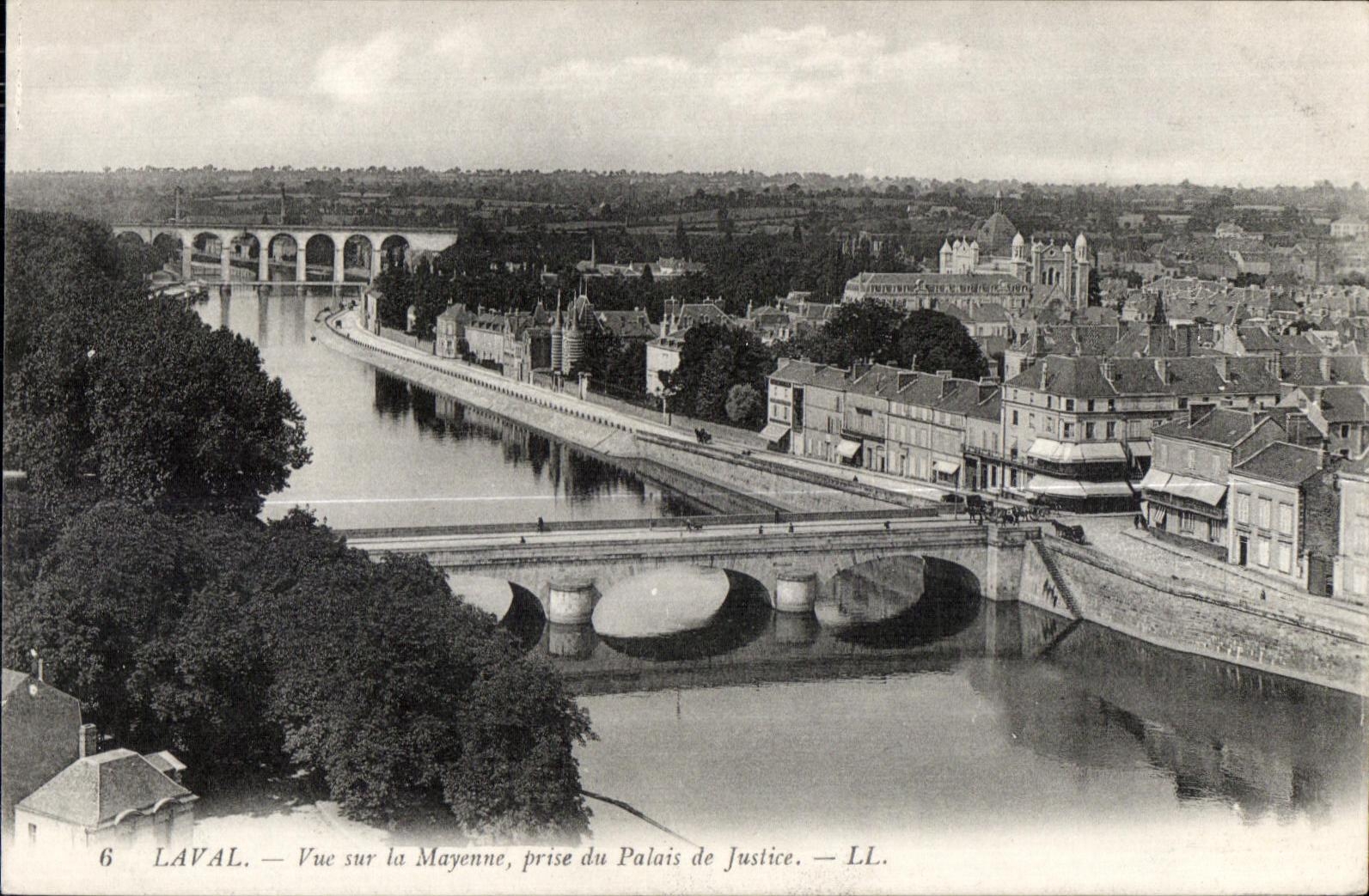 CPA Laval Vue sur la Mayenne Prise du Palais De Justice