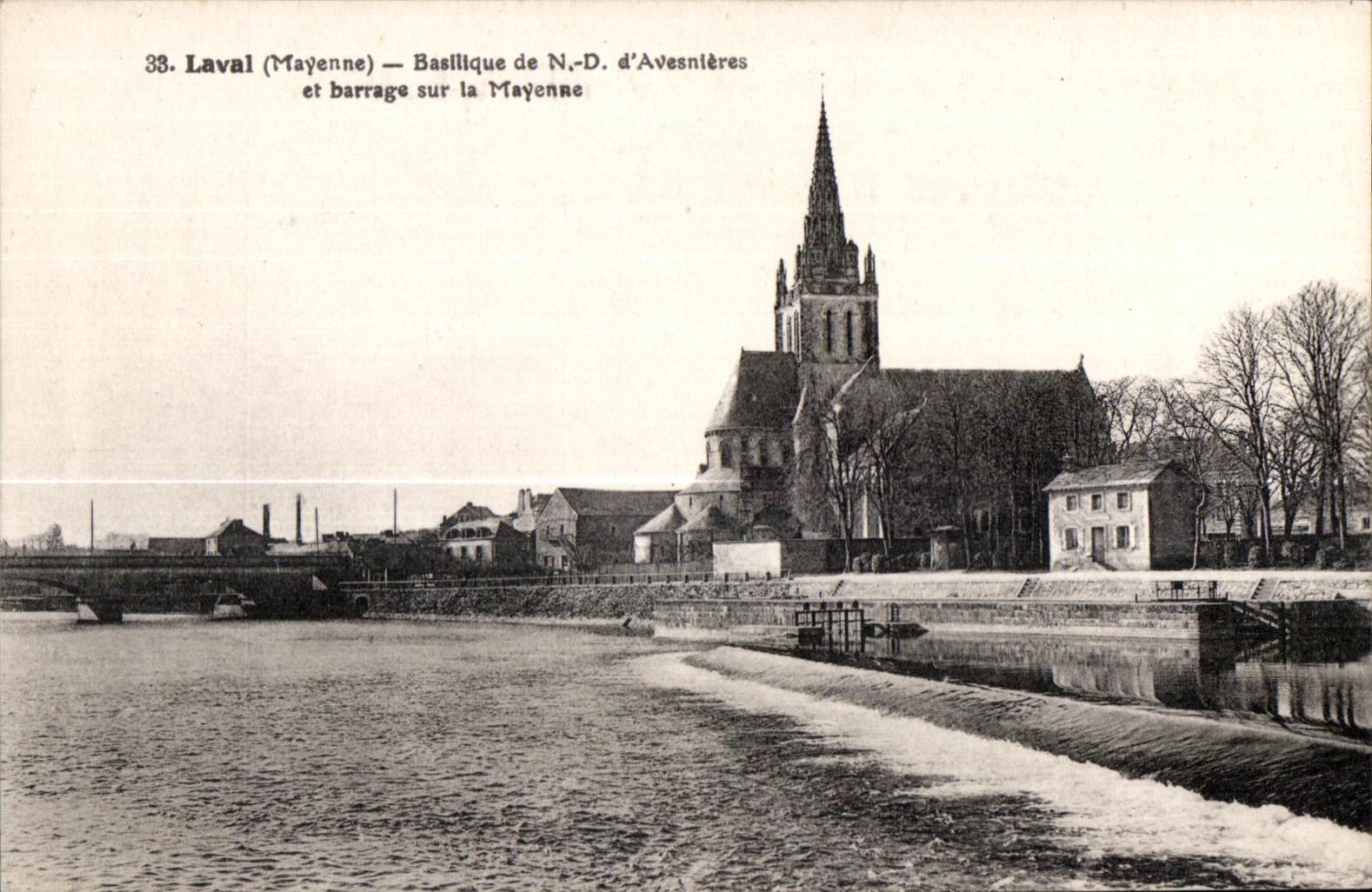 CPA Laval (Mayenne) Basilique de d Avesnieres et barrage sur la Mayenne