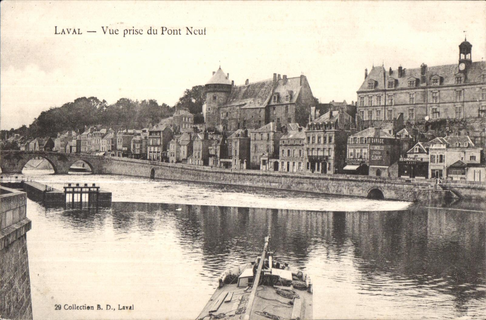 CPA Laval vue prise du pont Neuf