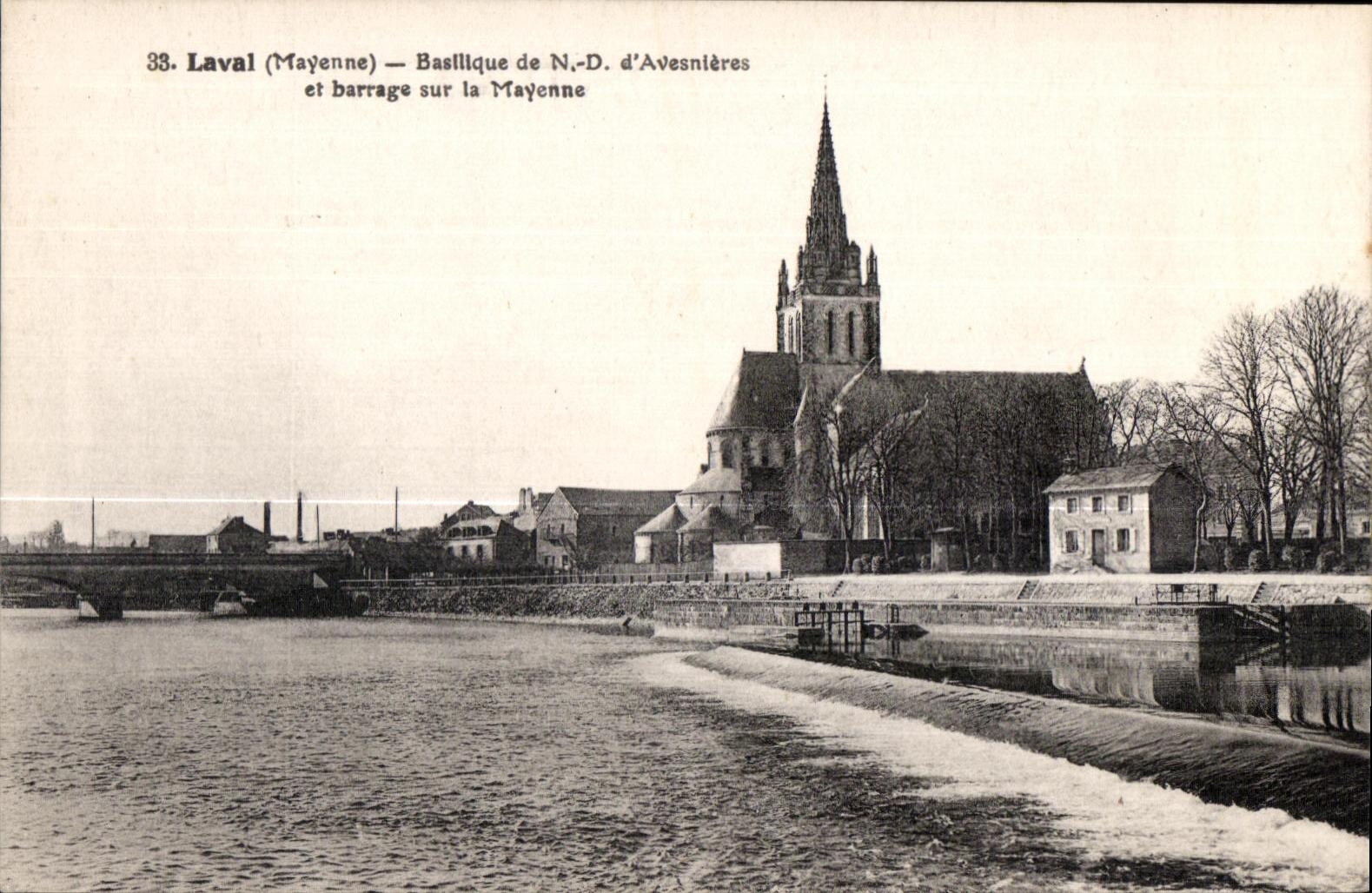 Laval (Mayenne) — Basilique de N.-D. d'Avesnières et barrage sur la Mayenne