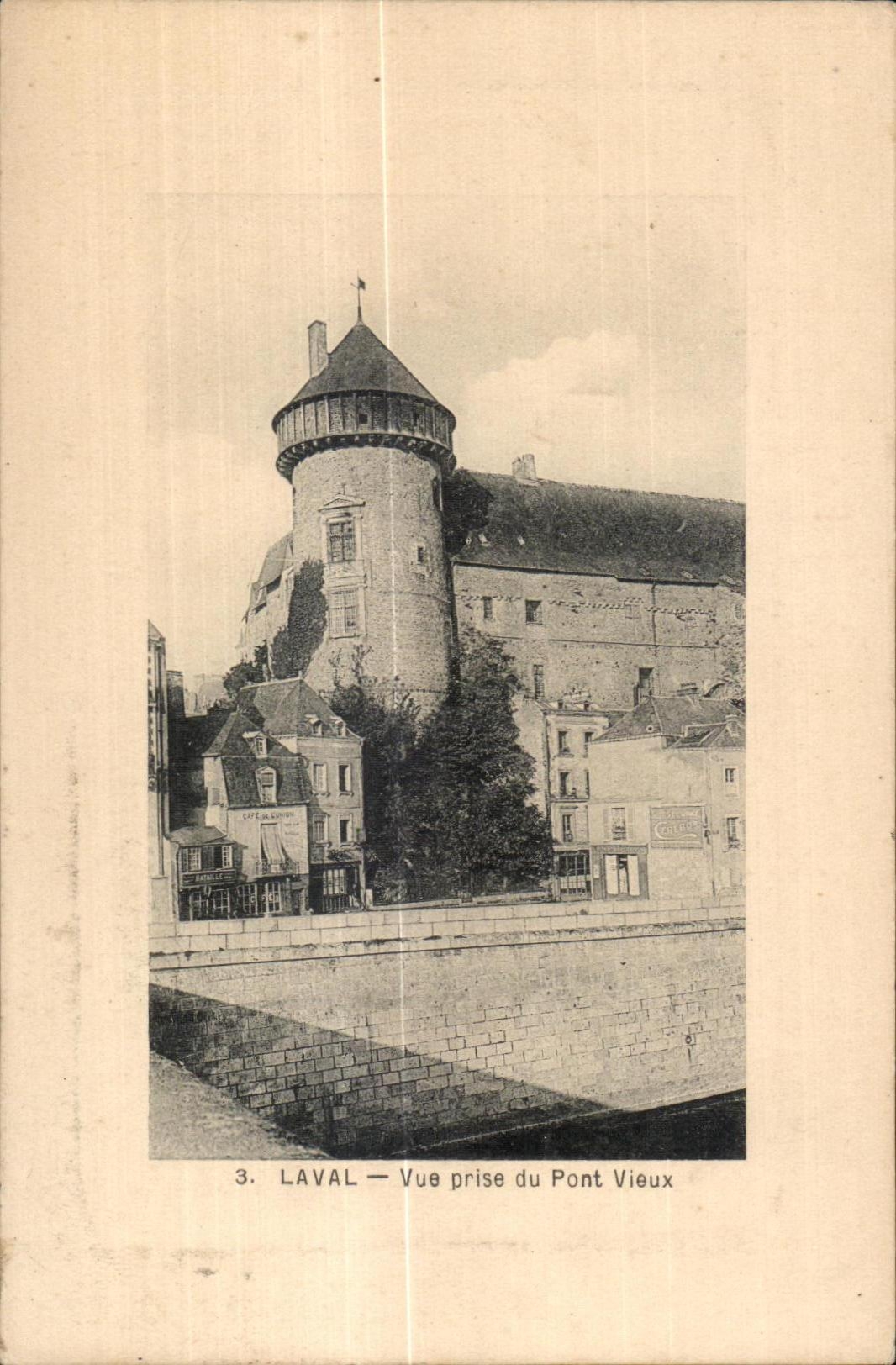 CPA Laval vue prise du pont vieux