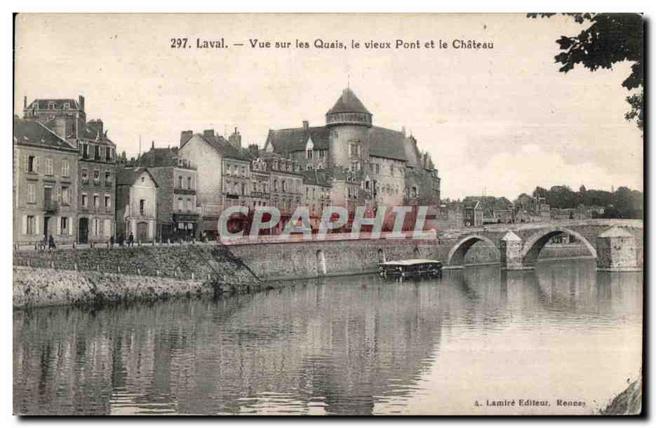 CPA Laval vue sur les quais le vieux pont et le chateau