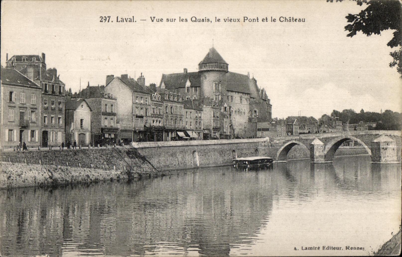 CPA Laval vue sur les quais le vieux pont et le Chateau