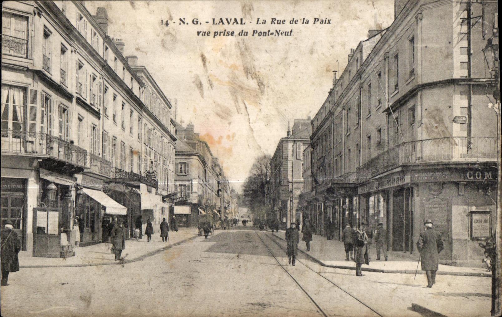 CPA Laval la rue de la paix vue prise du pont neuf