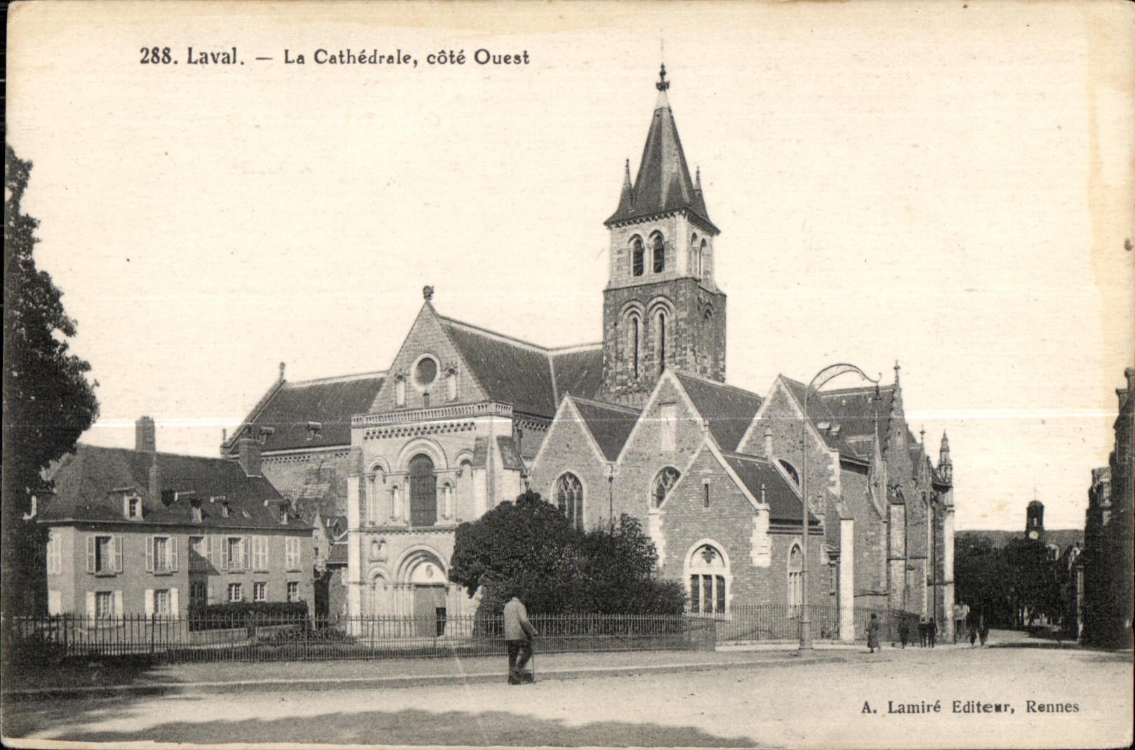 CPA Laval la cathedrale cote ouest