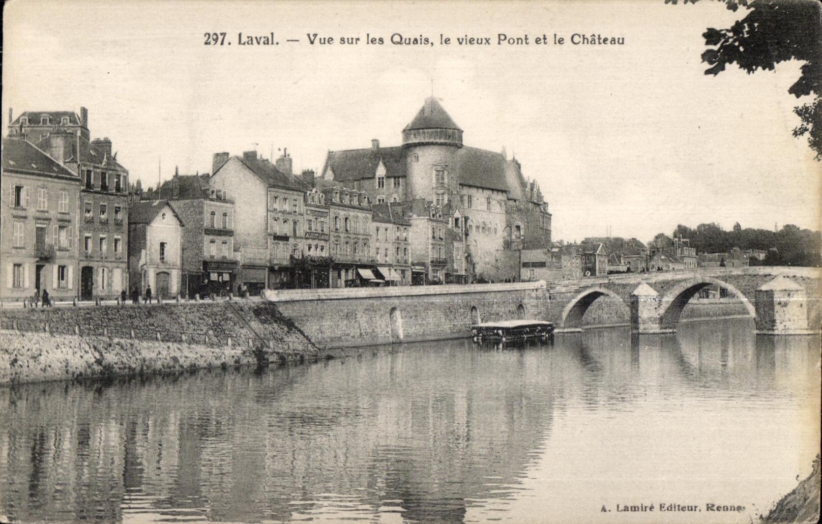 CPA Laval vue sur les quais le vieux pont et le Chateau