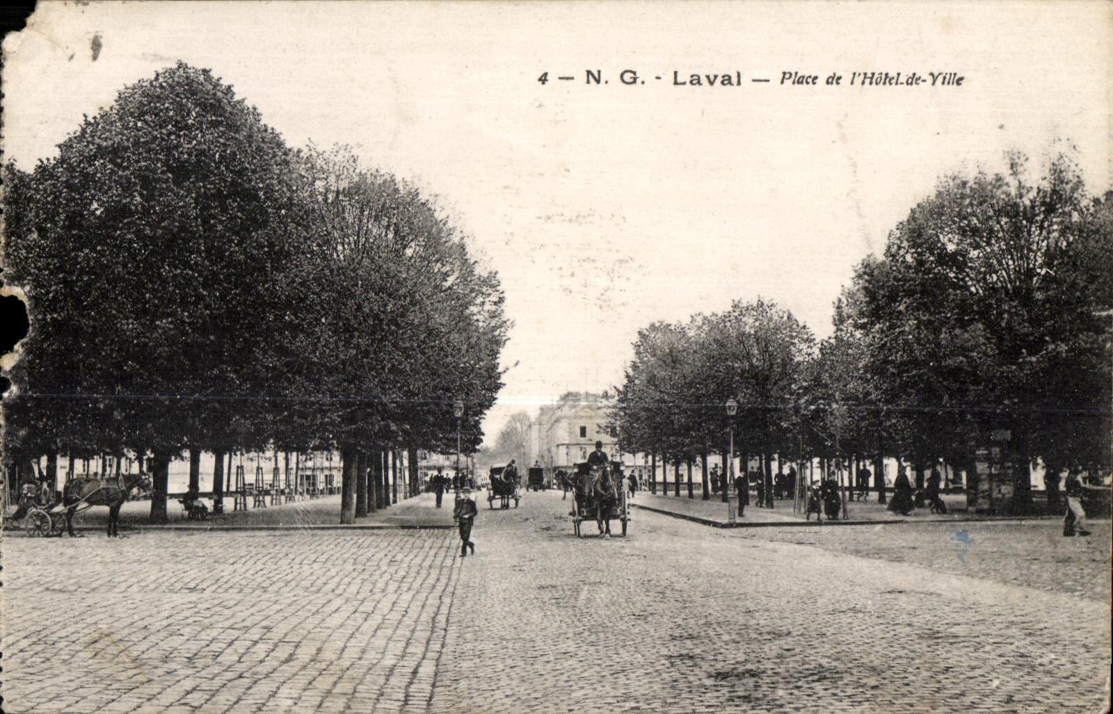 Antike Ansichtskarte Laval Place de l'Hôtel de Ville
