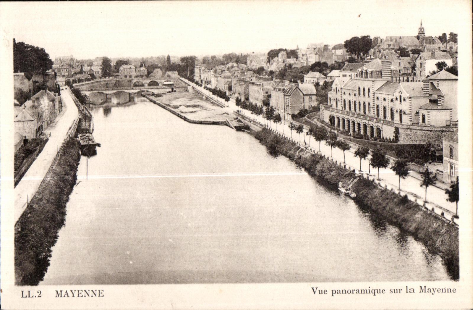 CPA Mayenne vue panoramique sur la mayenne