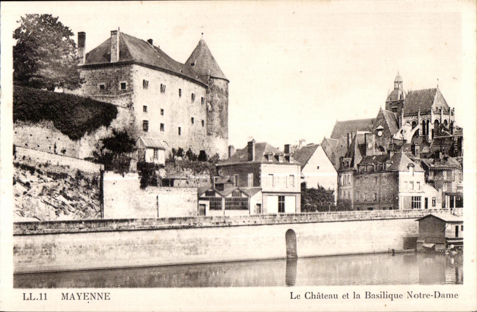 CPA Mayenne le Chateau et la basilique notre dame