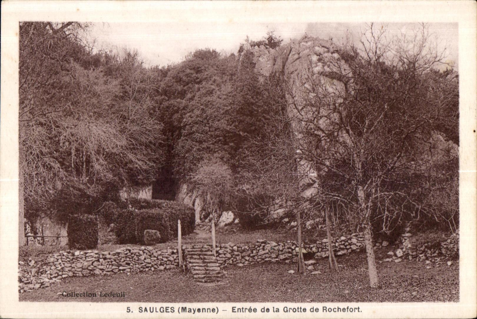 CPA Saulges Mayenne entree de la grotte de rochefort