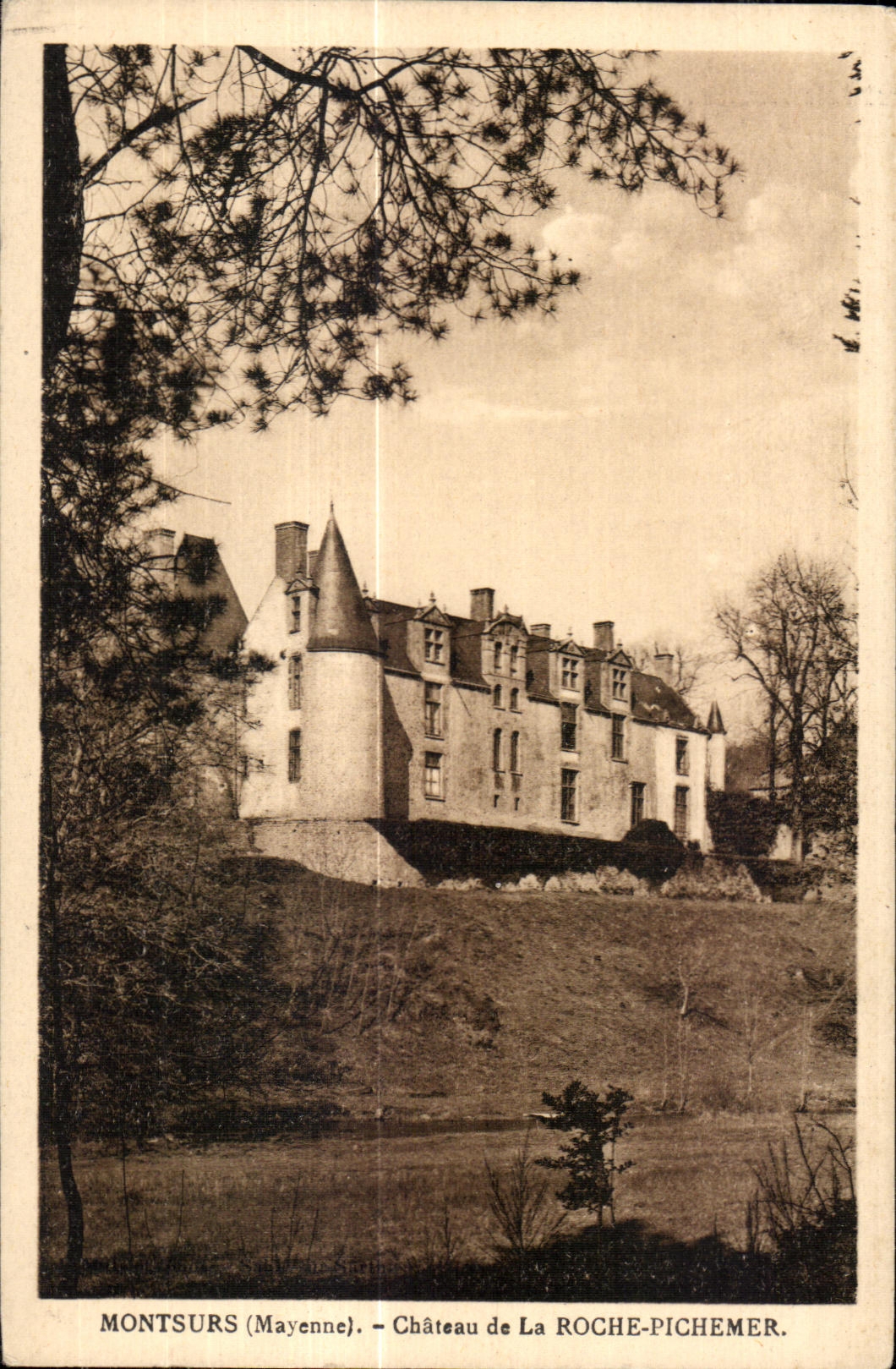 CPA Montsurs mayenne Chateau de la roche pichemer