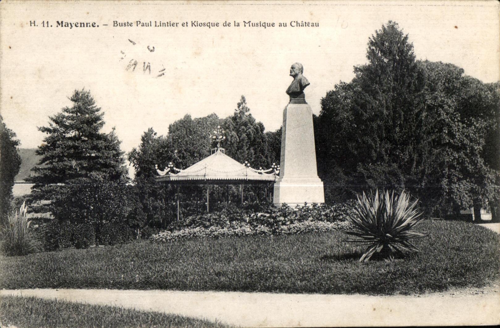 Mayenne — Buste Paul Lintier et Kiosque de la Musique au Château