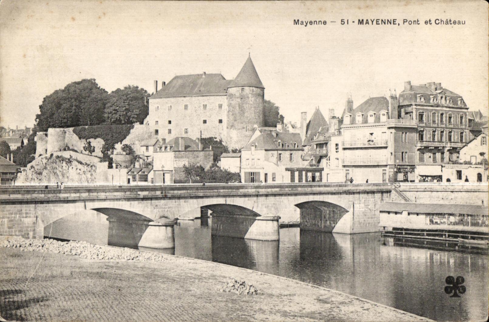 CPA Mayenne pont et Chateau la correspondance au recto n Est pas acceplee par les pays etrangers
