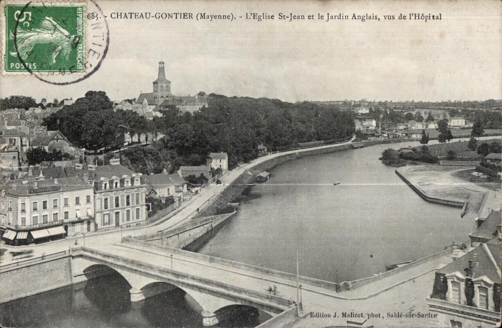 Château-Gaontier (Mayenne) — L'Église St-Jean et le Jardin Anglais, vus de l'Hôpital — Edition J. Malicot, phot. Sablé-sur-Sarthe