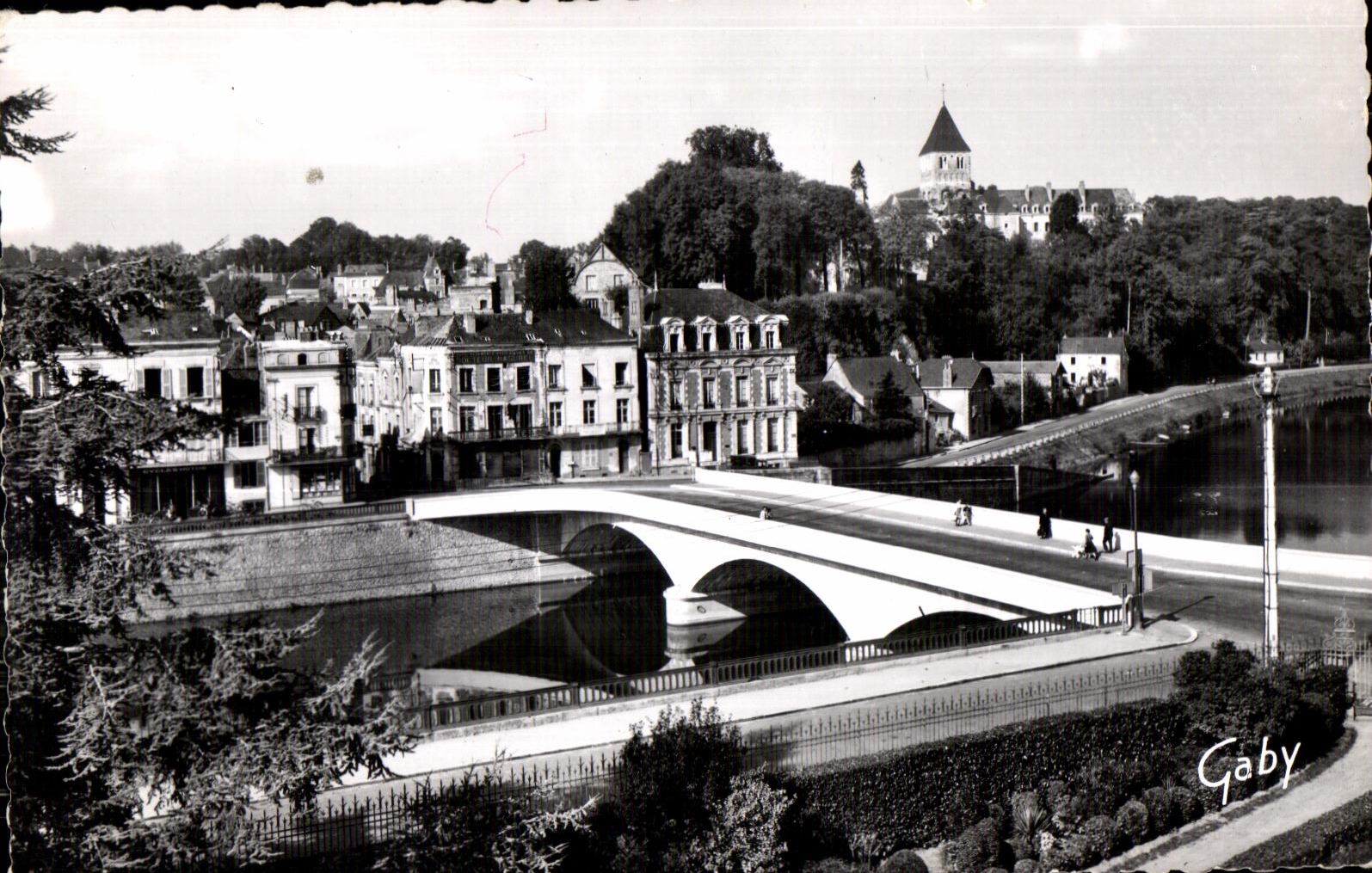 Château-Gaontier — Le Pont sur la Mayenne et l'Église Saint-Jean — Éditions Gaby