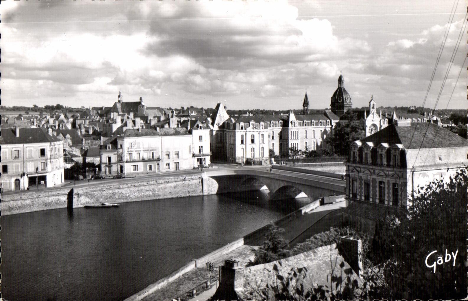 CPA Chateau Gontier Le Pont sur la Mayenne