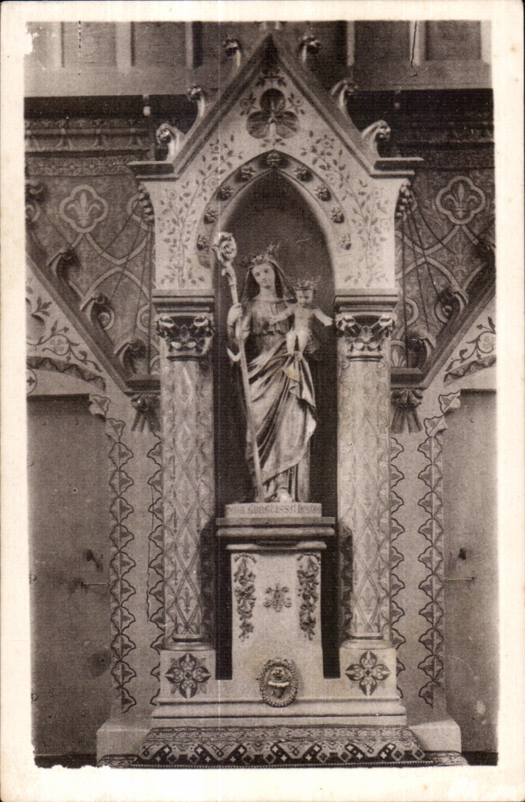 CPA Craon Monastre des Benedictines du Saint Sacrement Facade Sud et Dame de l Eglise