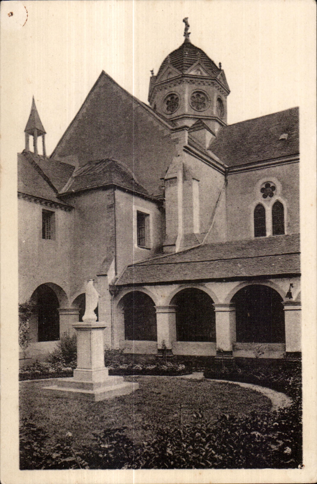CPA Craon Monastere des Benedictines du Saint Sacrement Le Vieux Cloitre et l Eglise