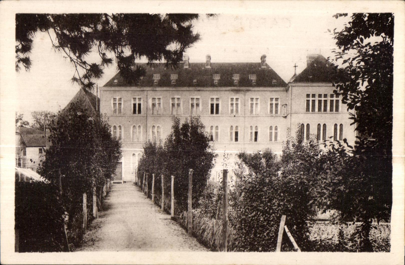 CPA Craon Monastere des Benedictines du Saint Sacrement Facade Sud