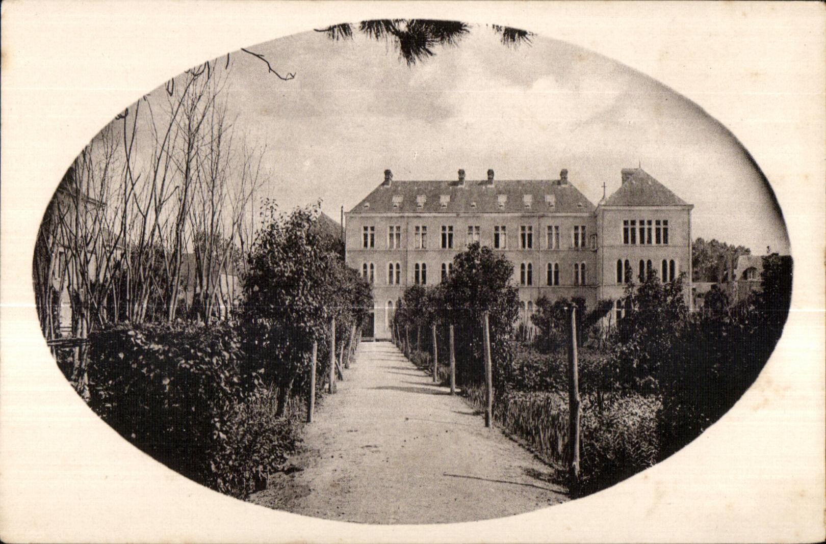 CPA Craon Monastere des Benedictines du Saint Sacrement Le Jardin