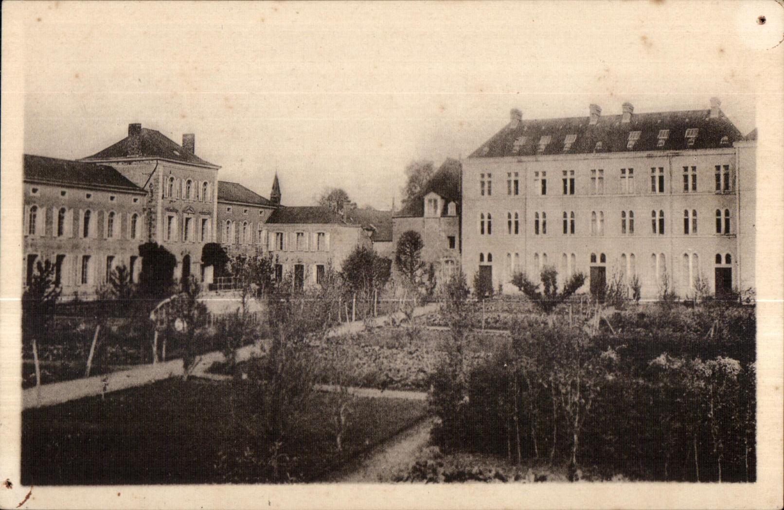 CPA Craon Monastere des Benedictions du Saint Sacrement Facade Sud et Noviciat